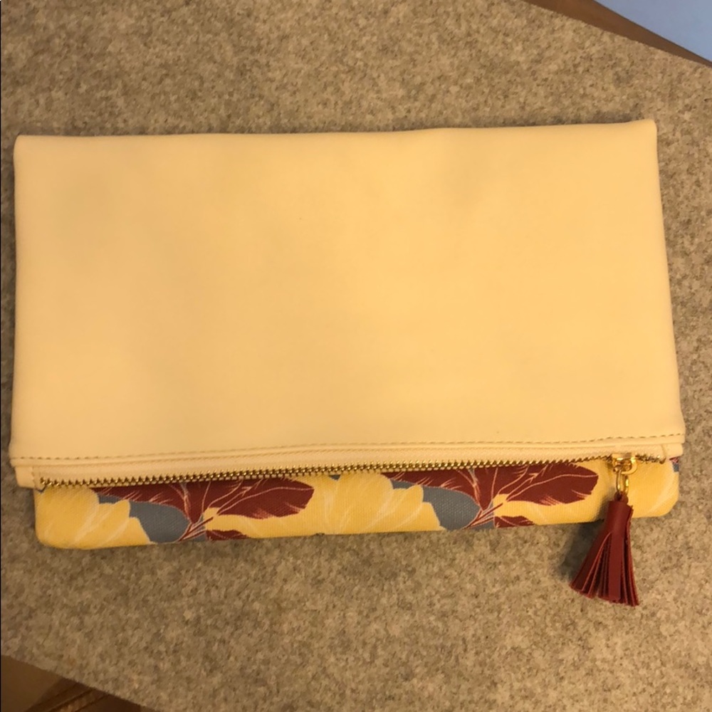 Reversible foldover clutch